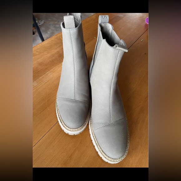 NEW TOMS boots - Picture 2 of 2